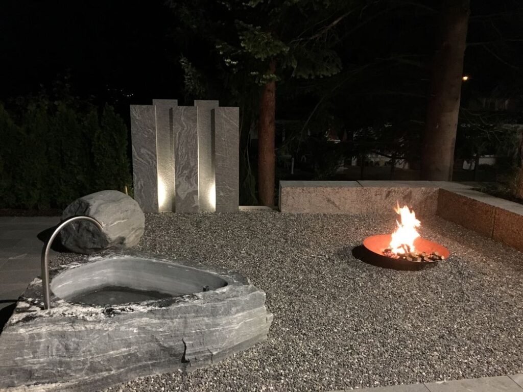 Schefers Garten Gartenbau Ostschweiz Neuanlage Sitzplatz Kiesplatz Feuerschale Brunnen Steinbrunnen