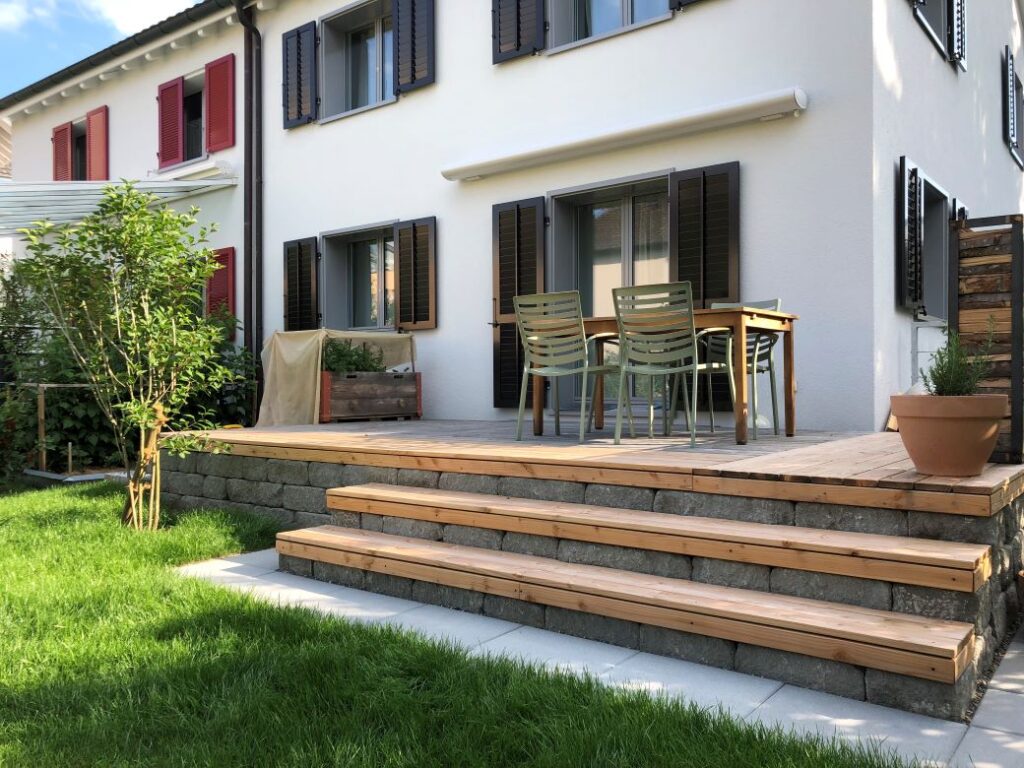 Schefers Garten Ostschweiz Gartenbau Neuanlage Sitzplatz Holztreppe Holzrost