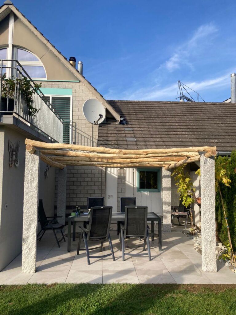 Schefers Garten Firmensitz Mettlen Ostschweiz Terrasse Platten Pergula