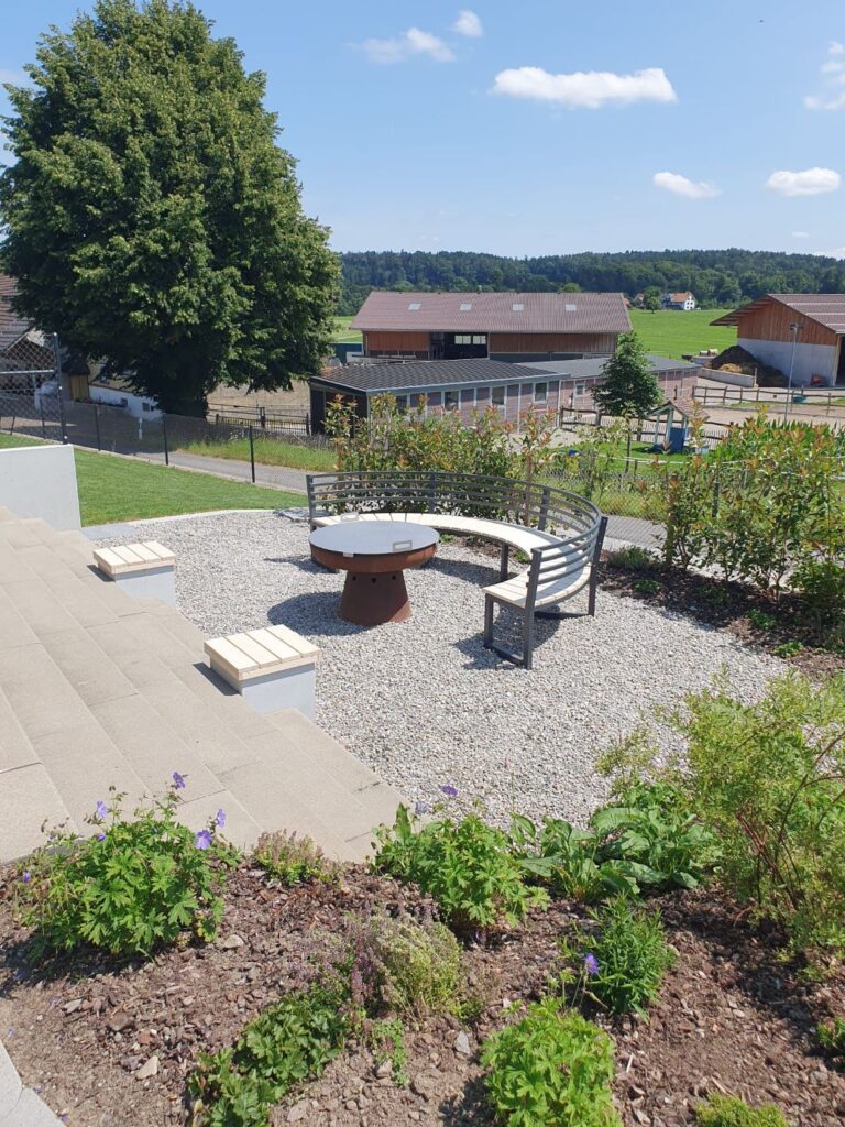 Schefers Garten Gartenbau Ostschweiz Neuanlage Sitzplatz Kiesplatz Grillstelle Feuerschale